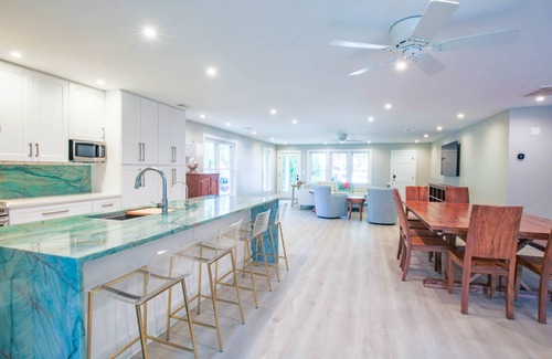 Isle of Palms Casa | Great Beach House for Families: Private Pool, Bunk Bedroom & Dog Friendly! 7 Min Walk to Beach!