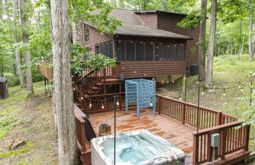 Great Cacapon Casa | Great Cacapon Mtn Cabin with Private Hot Tub and Views