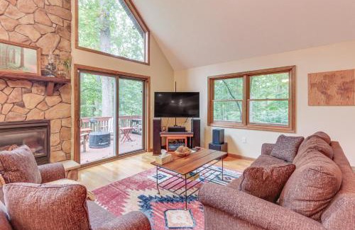 Great Cacapon Casa | Great Cacapon Mtn Cabin with Private Hot Tub and Views