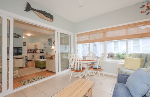 Moody Cabaña | Great cottage in Summer Village with Central Air close to ocean!