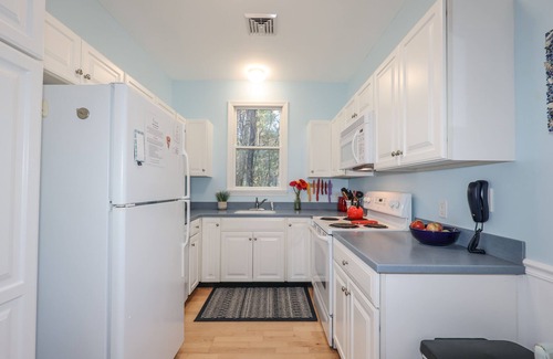 Moody Cabaña | Great cottage in Summer Village with Central Air close to ocean!