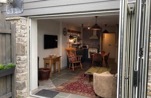 Cowbridge Casa | Great country-style house with a courtyard