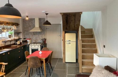 Cowbridge Casa | Great country-style house with a courtyard