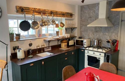 Cowbridge Casa | Great country-style house with a courtyard
