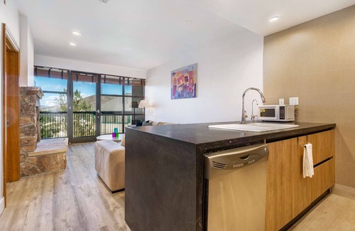 Avon Condominio | ¡Nuevo listado! Recientemente renovado, no se necesita automóvil, a pie de tiendas, restaurantes y tiendas de comestibles