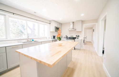 Great Falls Casa | Great Falls Cozy Getaway: 5BR/2BA Modern Retreat!