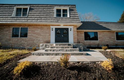Great Falls Villa | Great Falls Luxe Haven 5BR, 3BA Modern Oasis