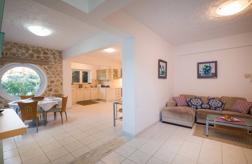 Kato Galatas Villa | Villa familiar de lujo / pasos de playa y pueblo, piscina privada y jardín, BBC