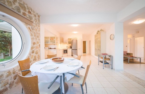 Kato Galatas Villa | Villa familiar de lujo / pasos de playa y pueblo, piscina privada y jardín, BBC