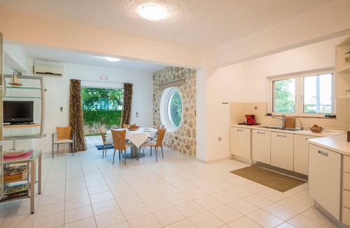 Kato Galatas Villa | Villa familiar de lujo / pasos de playa y pueblo, piscina privada y jardín, BBC