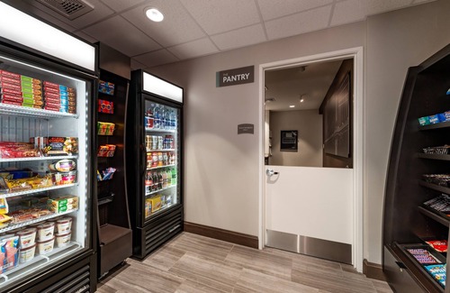 St. George Apartamento | Great for Business Travelers! King Suite | Free Breakfast + Shared Pool & Hot Tub.