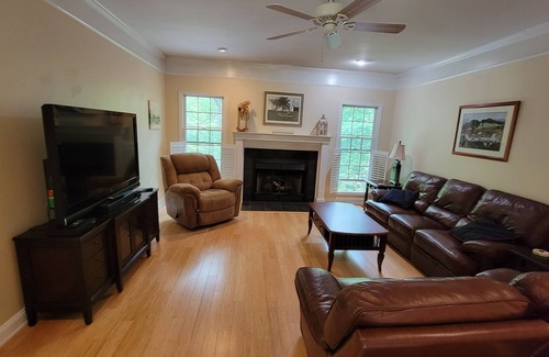 Hendersonville Casa | Great for families - sleeps 15! Starlink Internet! Pet friendly!