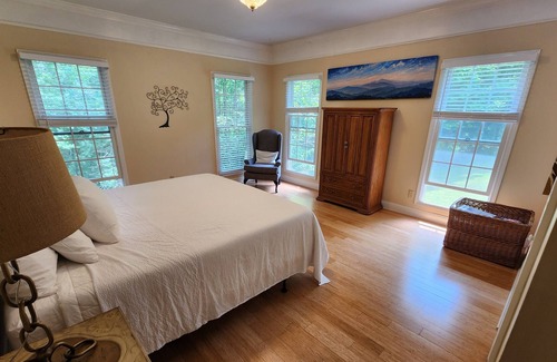 Hendersonville Casa | Great for families - sleeps 15! Starlink Internet! Pet friendly!
