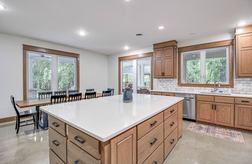 Lawrence County Casa | Great for Groups: Creekside Cabin in Loretto
