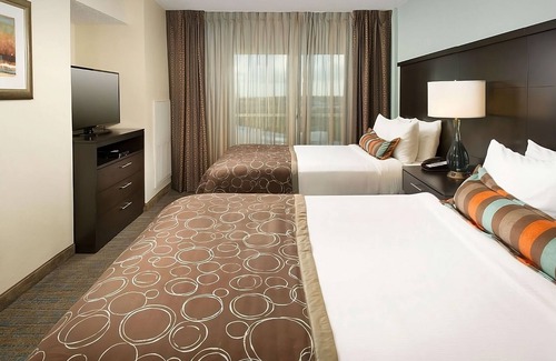 Las Colinas Hotel | Great for Groups!Full Kitchen, FREE Breakfast, Pool, Parking, Pets Allowed!