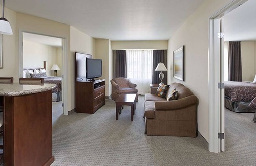 Las Colinas Hotel | Great for Groups!Full Kitchen, FREE Breakfast, Pool, Parking, Pets Allowed!