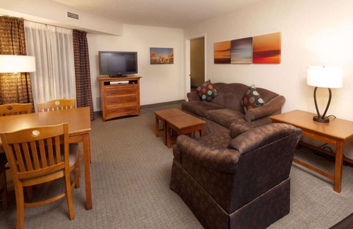 Las Colinas Hotel | Great for Groups!Full Kitchen, FREE Breakfast, Pool, Parking, Pets Allowed!