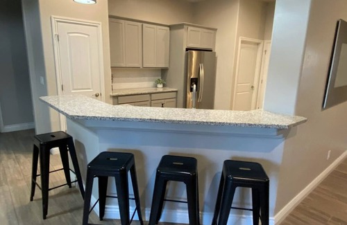 Kingman Casa | Great for traveling for work or a vacation. Spacious 4-bedroom house in Kingman