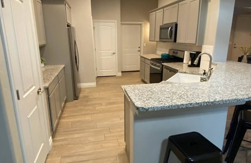 Kingman Casa | Great for traveling for work or a vacation. Spacious 4-bedroom house in Kingman