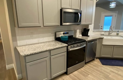 Kingman Casa | Great for traveling for work or a vacation. Spacious 4-bedroom house in Kingman