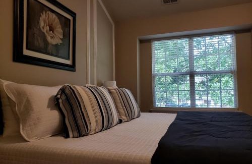 Davis Lake - Eastfield Casa | Great Getaway Charlotte