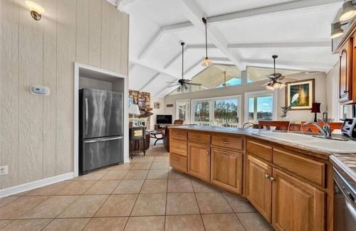 High Point Casa | Great Getaway! DOG FRIENDLY + HOT TUB! Come Visit 'Piccolo Nido A Lago'!