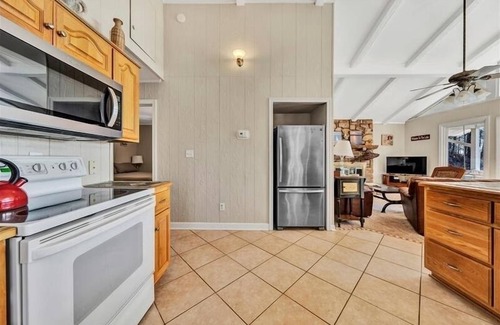 High Point Casa | Great Getaway! DOG FRIENDLY + HOT TUB! Come Visit 'Piccolo Nido A Lago'!