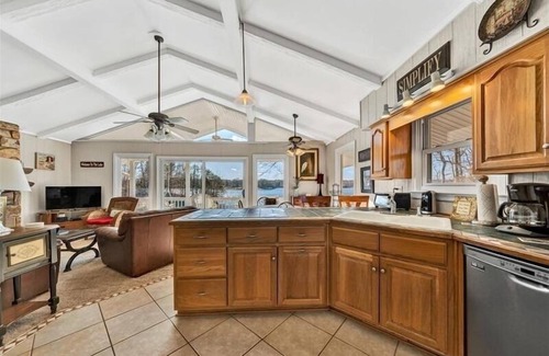 High Point Casa | Great Getaway! DOG FRIENDLY + HOT TUB! Come Visit 'Piccolo Nido A Lago'!