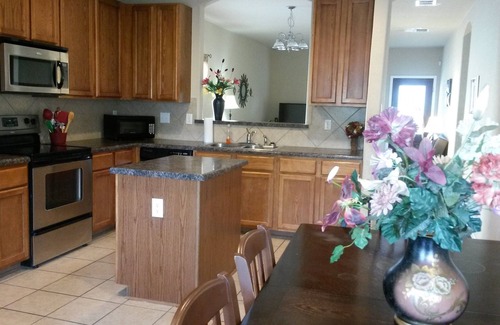 San Antonio Casa | Great Home Near Riverwalk and Seaworld!
