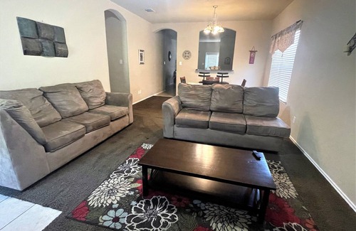 San Antonio Casa | Great Home Near Riverwalk and Seaworld!