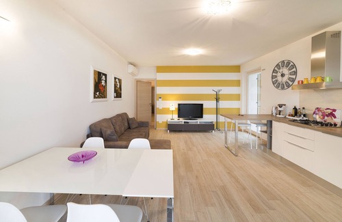 Albisano Apartamento | GRAN VISTA AL LAGO - JARDÍN PRIVADO - JACUZZI