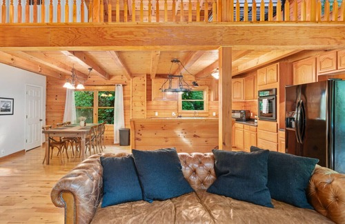 Marion Cabina | Great Life At Grants Mountain Hot Tub-Fire Pit-WiFi-Fireplace