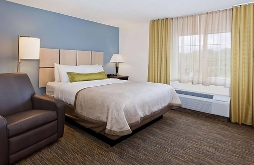 Wichita Hotel | Great Location! 4 Relaxing Units, Kitchen, Free Parking, Pets Allowed!