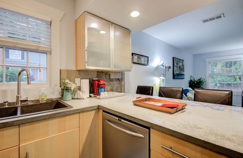 Charlotte Condominio | Great location by Bojangles Coliseum 2 bed/parking