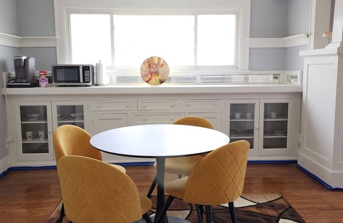Omaha Apartamento | Great location Close to downtown, interstate, zoo, UNO, UNMC, Shopping and more.