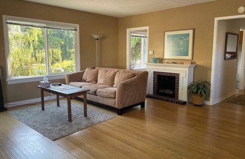 Alki Casa | Great location close to all of the restaurants on Alki Beach.