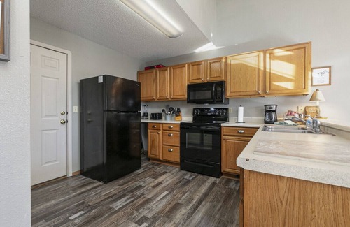 Springfield Casa | Great Location for Work & Play, King Master Suite