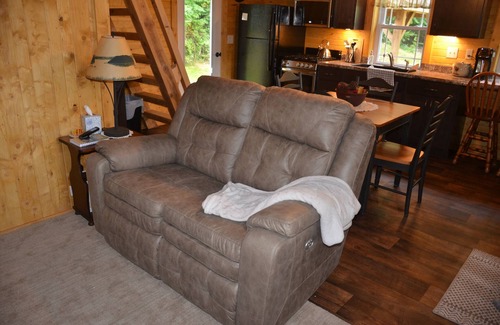 Meadville Casa | Great location for your autumn getaway!!