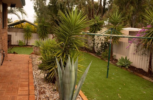 Karlkurla Casa | Great Location, large Spacious house, cosy log fire & luxury spa bath