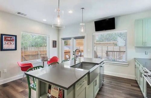 South Lamar Casa | Great location - Memorial Day Weekend - Hot Luck Festival!