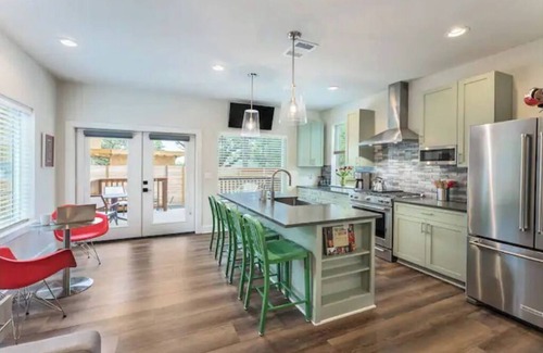 South Lamar Casa | Great location - Memorial Day Weekend - Hot Luck Festival!