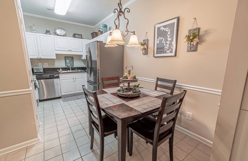 Vaught Condominio | Great Location minutes from Golfing & the Beach!