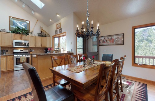 Aspen Brook Chalet De Esquí | Excelente ubicación cerca del parque nacional y la ciudad con terraza y vista a la montaña.