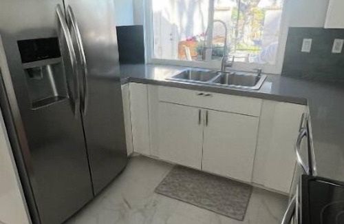 Sunrise Vista Chino Condominio | Great location to explore! Palm Springs Condo with Pickleball, Pools and more