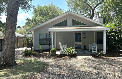 Demere Park Casa | Great Location-Close to Everything. Adorable 3 BD/3 Bath Cottage with Pool!