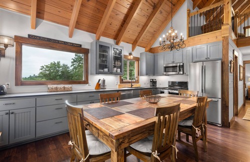 Lake Lure Casa | Increíbles tarifas de 1er año - ¡Camina hasta Lake & Resort! ¡Mira el golf desde la cubierta!