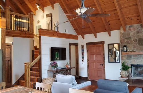 Lake Lure Casa | Increíbles tarifas de 1er año - ¡Camina hasta Lake & Resort! ¡Mira el golf desde la cubierta!