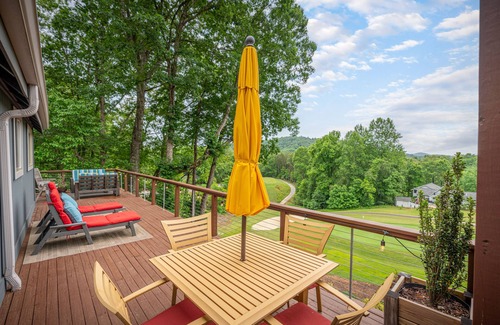 Lake Lure Casa | Increíbles tarifas de 1er año - ¡Camina hasta Lake & Resort! ¡Mira el golf desde la cubierta!