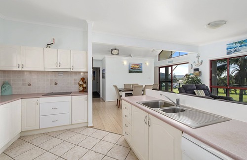 Crescent Head Casa | GREAT LOCATION WITH OCEAN VIEWS, SPA BATH & AIR CONDITIONING