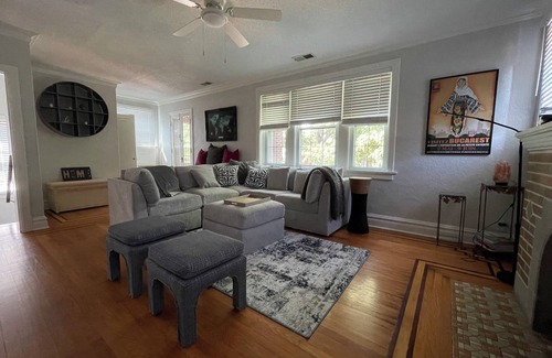 University City Condominio | Great Mid-Term Rental: Charming 2 bd/1 office University City Duplex